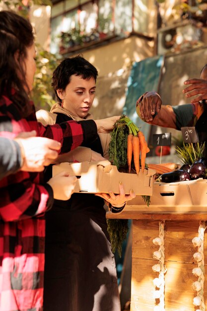 Photo une équipe de vendeurs vendant des fruits et légumes frais dans des boîtes.