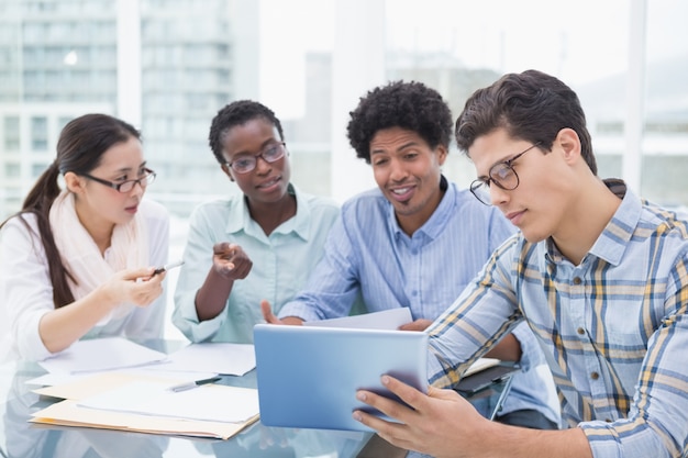 Équipe de vêtements de travail ayant une réunion