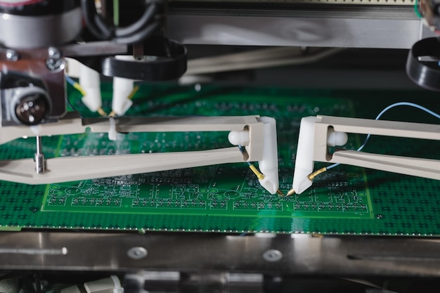 L'équipement automatique d'aiguille diagnostique et teste les puces et les processeurs Équipement robotique automatisé
