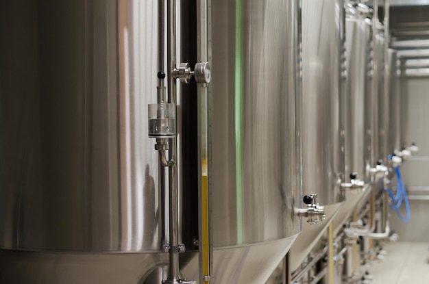 Équipement de brassage de bière artisanale dans la brasserie. Usine moderne. Réservoirs métalliques, processus de production d'alcool