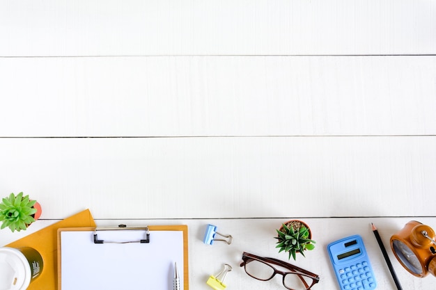 équipement de bureau sur un bureau en bois blanc