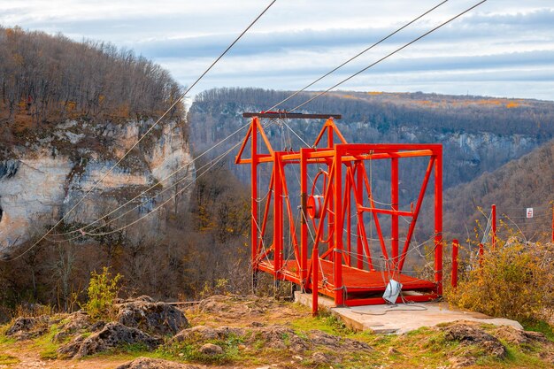 Photo l'équipement avec des câbles de divertissement extrême ziplining sur un abîme dans le parc extrême mishoko en