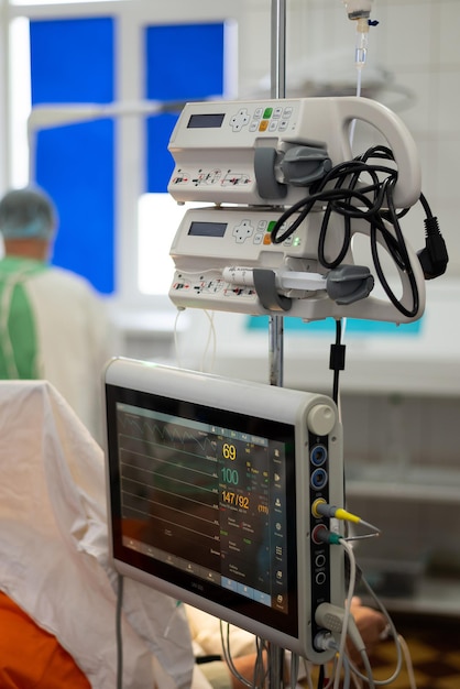 équipement chirurgical médical dans la salle d'opération dans le chirurgien de l'hôpital lors de l'opération