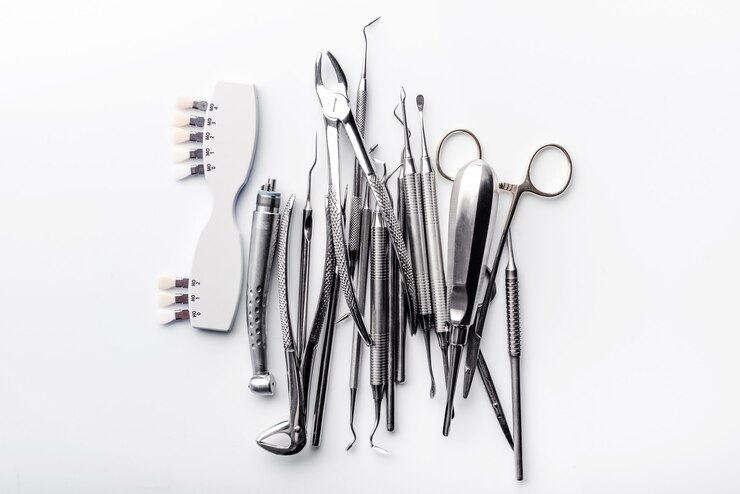 Photo équipement de chirurgie dentaire sur tableau blanc