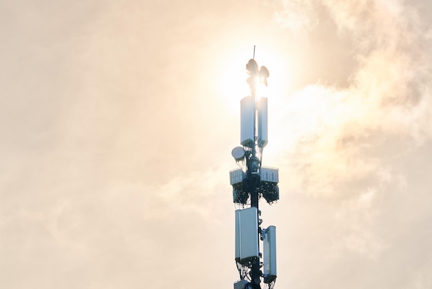 Photo Équipement de communication par réseau radio avec modules sans fil et antennes intelligentes montées sur métal