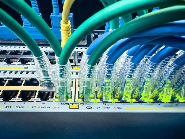 Photo Équipement de communication de réseau dans le centre de données dans le rack de serveur avec hub de fibre optique pour les communications numériques et internetet câbles dans le centre de données big connecter le câble lan au mainframe