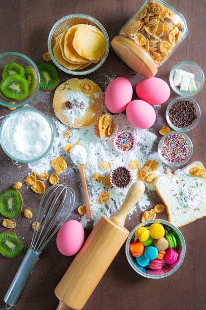 Photo Équipement de confiserie et de gâteaubols d'ingrédients nécessaires pour la cuisson de cupcakes colorés