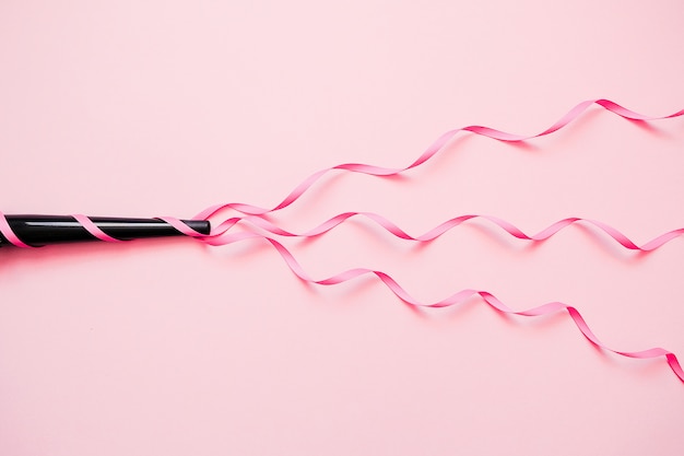 Equipement du coiffeur sur fond de couleur rose.