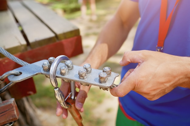 L'équipement d'escalade dans les mains de l'instructeur close-up