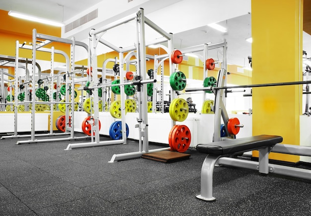 Photo Équipement d'exercice dans une salle de sport moderne