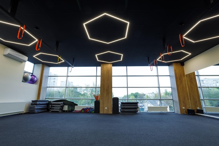 Photo equipement d'exercice dans une salle de sport vide