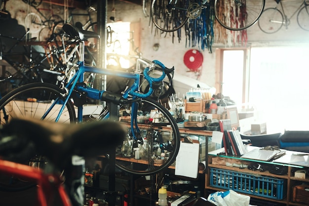 Équipement et garage de vélos pour atelier de réparation petite entreprise et maintenance de vélos acier et métal atelier d'outils et mise à niveau du magasin de pneus et service pour le démarrage et la réparation de freins