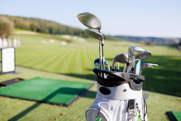 Photo l'équipement de golf haut de gamme sur le fairway