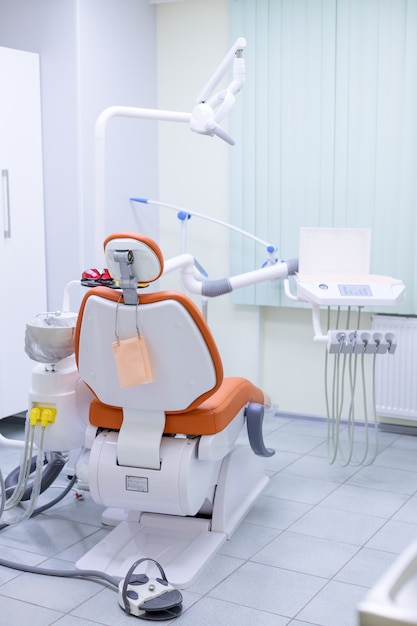 Photo Équipement et instruments dentaires dans le cabinet du dentiste