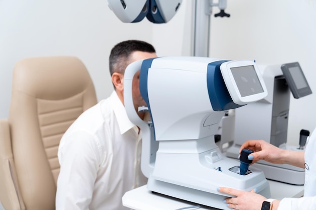Équipement médical professionnel scannant les lunettes des patients Appareil de soins de santé clinique moderne Concept de vision et de médecine
