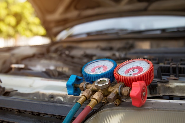 Equipement de mesure pour le remplissage des climatiseurs de voiture. Concepts de service de réparation automobile et d'assurance automobile.