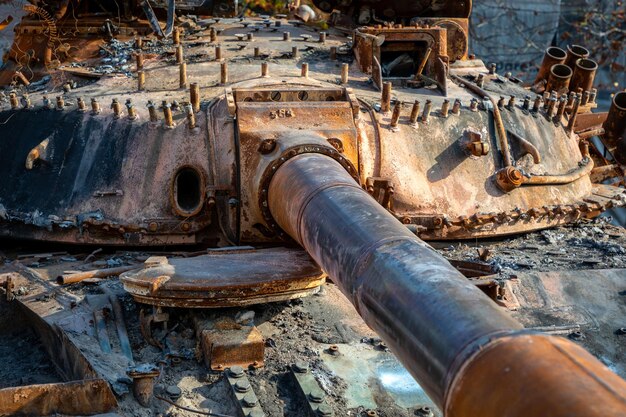 Équipement militaire détruit de la Russie dans la guerre avec l'Ukraine Char russe brûlé