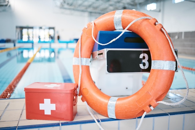 Photo Équipement de natation et premiers secours dans une piscine pour la sécurité et l'urgence gardiennage et trousse de soins de santé pour l'aide et le soutien de protection pour les activités nautiques, la compétition sportive ou les loisirs