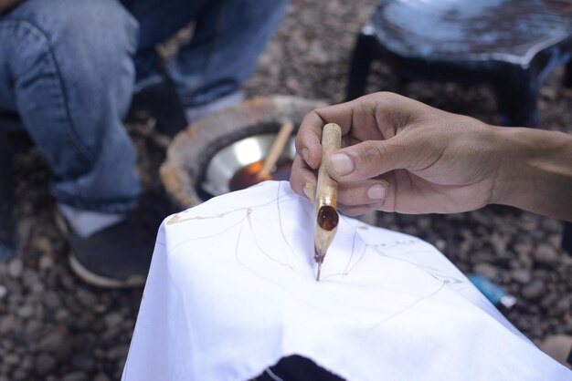 Photo l'équipement pour les poêles à frire batik et le canting sont utilisés pour le processus de dessin du batik