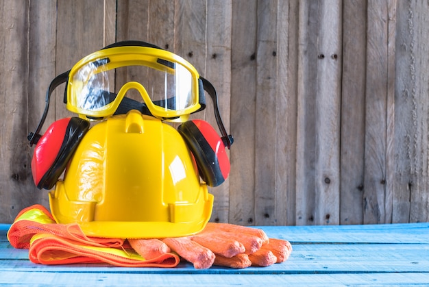 Photo Équipement de sécurité de construction standard sur fond de bois ancien.