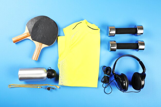 Photo Équipement de sport et tshirt sur la vue de dessus de table de couleur