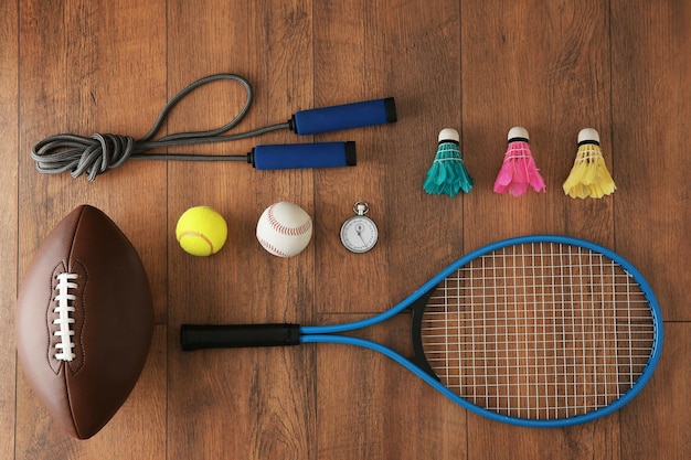 Equipement sportif sur fond de bois