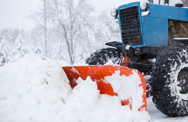 Photo l'équipement utilitaire nettoie la neige dans les rues