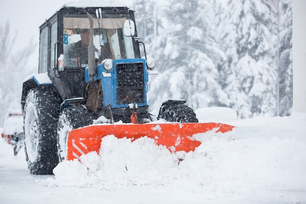 L'équipement utilitaire nettoie la neige dans les rues