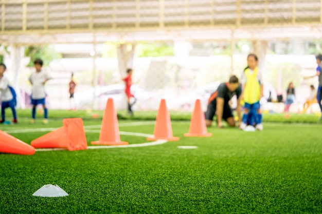 Photo Équipements d'entraînement de football sur un terrain d'entraînement avec des enfants