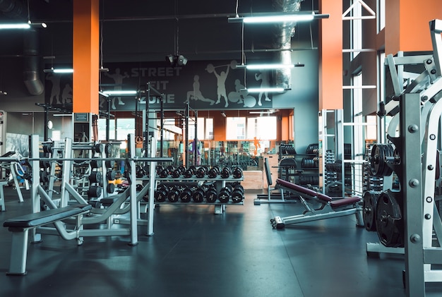 Équipements de gymnastique dans un club de fitness