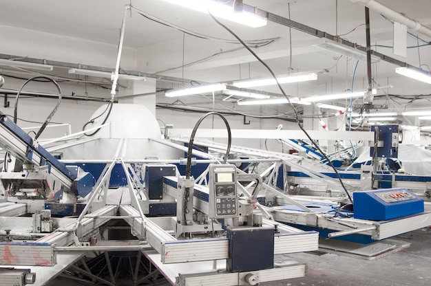 Photo Équipements et machines pour peindre le tissu dans une usine de confection