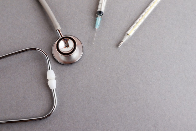 Équipements médicaux, y compris stéthoscope, seringue, antécédents de médicaments