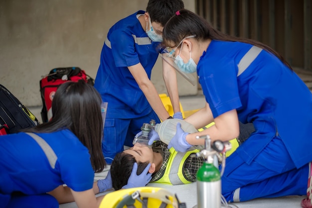 Les équipes médicales d'urgence aident les patients inconscients en utilisant des défibrillateurs externes automatisés (DEA) et en fournissant de l'oxygène. Lors du sauvetage d'ouvriers inconscients sur le chantier