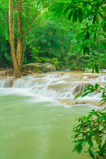 Erawan Waterfall, Parc national d&#39;Erawan à Kanchanaburi en Thaïlande