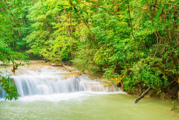 Erawan Waterfall, Parc national d&#39;Erawan à Kanchanaburi en Thaïlande