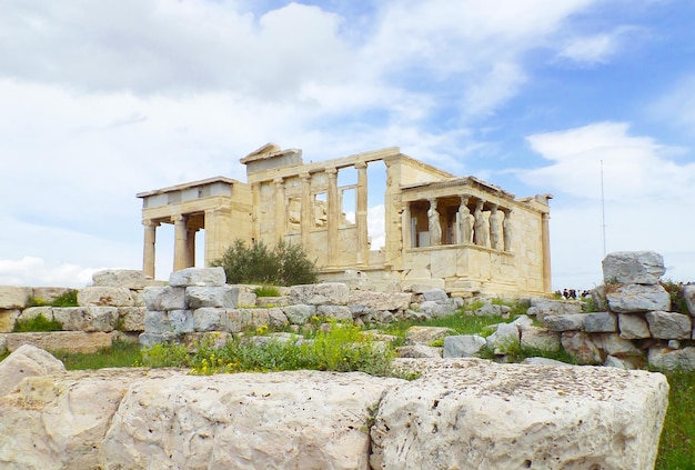 Photo l'érecthée avec le porche caryatide, un ancien temple ionique sur l'acropole d'athènes, en grèce
