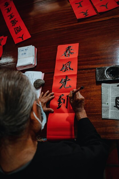 Un érudit vietnamien écrit de la calligraphie à Long Son Le festival de calligraphie est une tradition populaire pendant les vacances du Têt Écrire des couplets pour le nouvel an du Festival du printemps