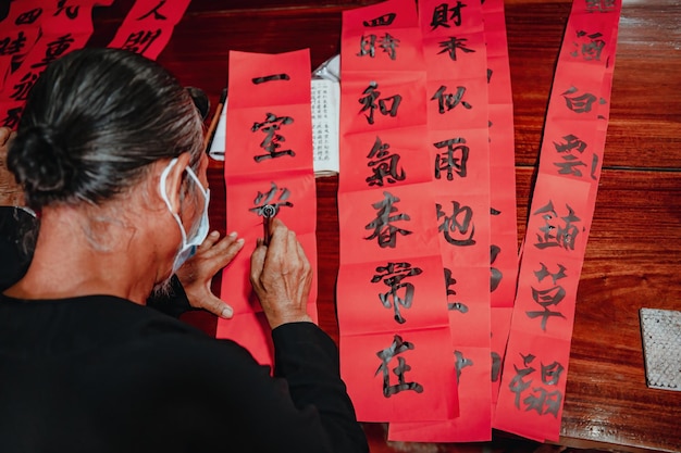 Un érudit vietnamien écrit de la calligraphie à Long Son Le festival de calligraphie est une tradition populaire pendant les vacances du Têt Écrire des couplets pour le nouvel an du Festival du printemps