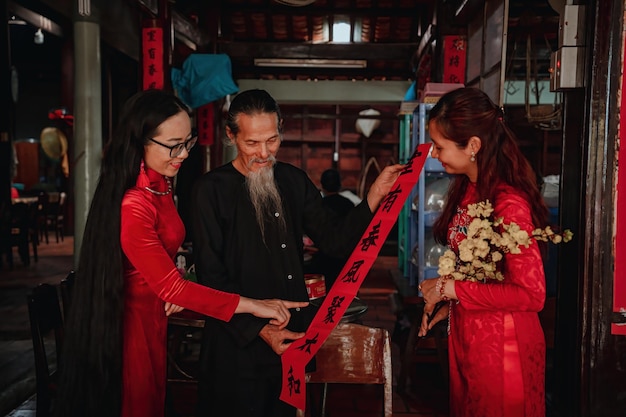 Un érudit vietnamien écrit de la calligraphie à Long Son Le festival de calligraphie est une tradition populaire pendant les vacances du Têt Écrire des couplets pour le nouvel an du Festival du printemps