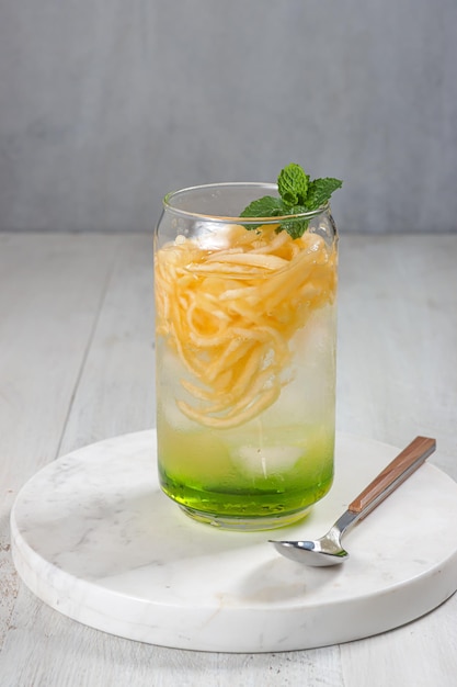 Es Blewah boisson fruitée froide indonésienne de lanières de cantaloup au sirop