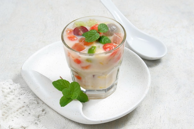 es buah ou sopbuahis un dessert cocktail de fruits glacés indonésien