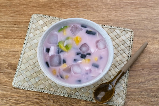 Es Campur Sop Buah ou cocktail mixte de fruits Glace aux fruits populaires indonésiens avec du lait au sirop de gelée