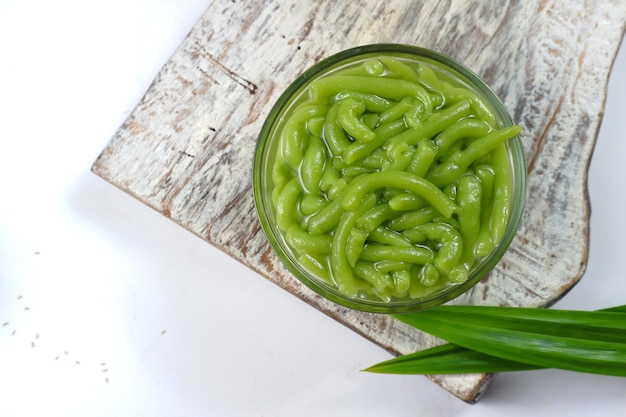 es cendol ou lod chong est un dessert glacé sucré à base de vermicelles courts de pandan au lait de coco,