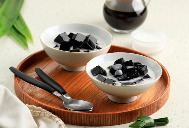 Es Cincau Hitam ou Black Grass Jelly Dessert indonésien fabriqué à partir de feuilles de Cincau avec du lait de coco et du sucre de palme