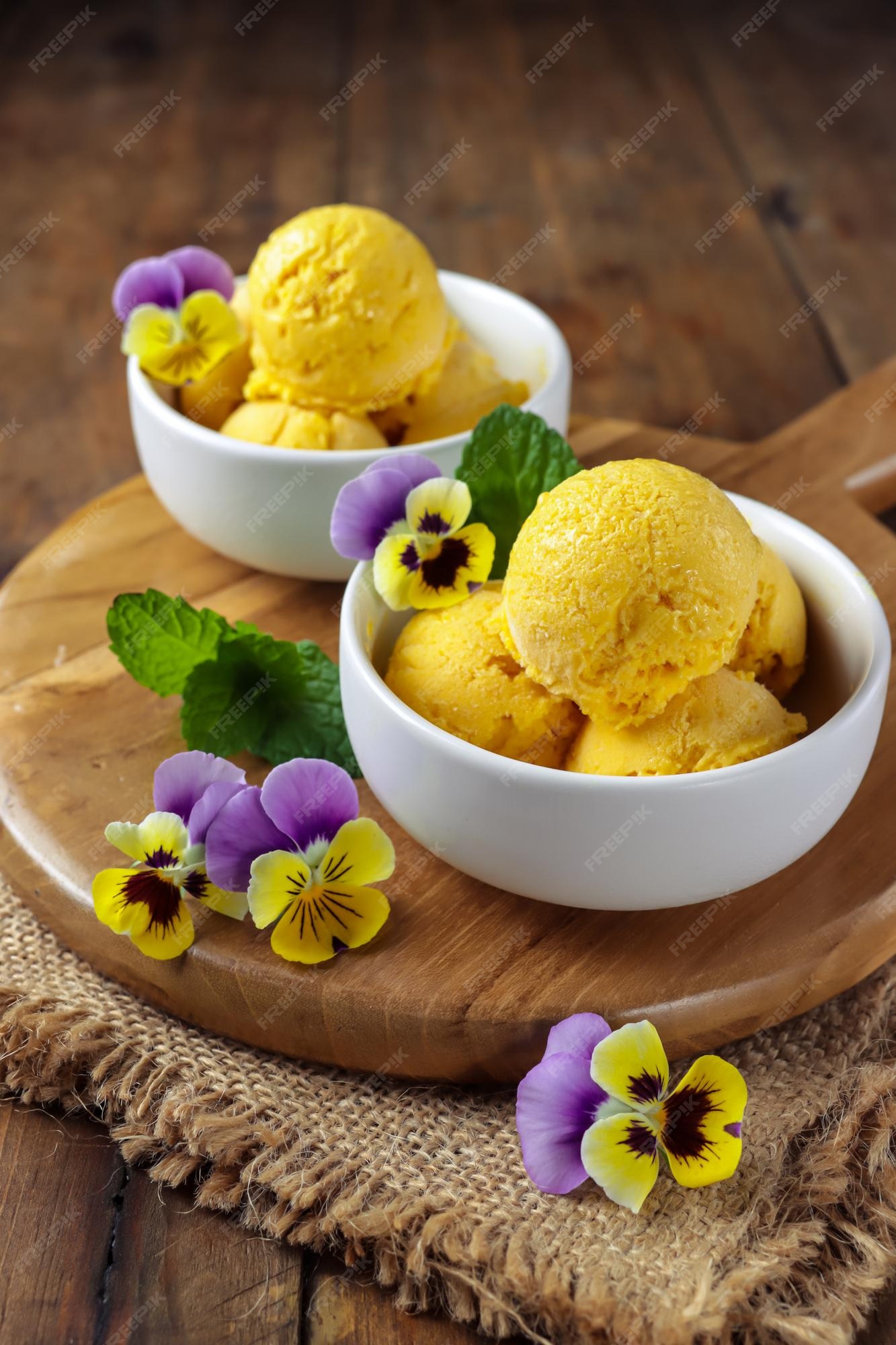 Es Krim Mangga Sorbet Glacé à La Mangue Avec Feuilles De Menthe Et Violette  De Fleur Comestible | Photo Premium