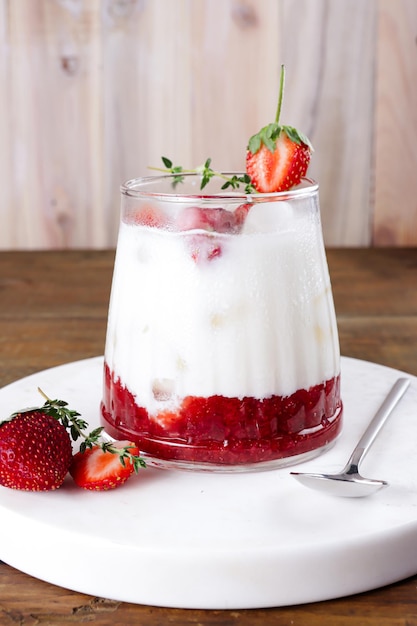 Es susu fraise glace au lait de fraise coréenne sur le verre