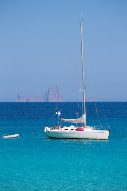 Es Vedra fond avec voilier de Formentera