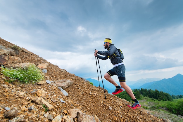 Escalader une montagne avec des bâtons