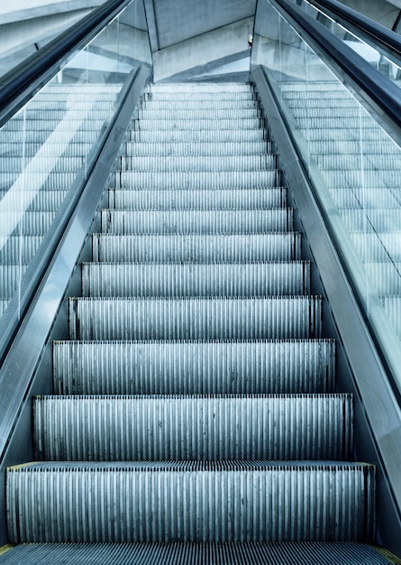 Escalator à l'aéroport de France avec panneau terminal