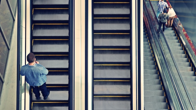 Escalator dans le centre commercial